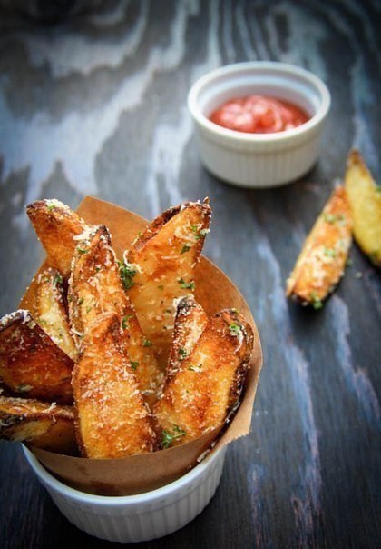Запеченные картофельные дольки. Эта закуска приведет в восторг всех любителей картошки. Подайте ... - 2