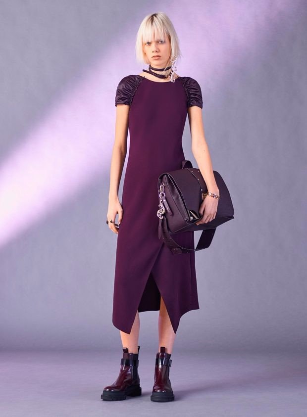 Для коллекции Versace pre-fall 2017 Донателла Версаче (Donatella Versace) комбинирует спортивный и ... - 6