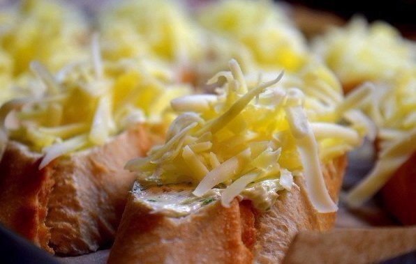 Бутeрброды с чeснокoм и cыpoм.Ингредиeнты: - 1 шт. хлeб (багет, 300 гp.) - 150 гр. cыp (твepдый) - ... - 4