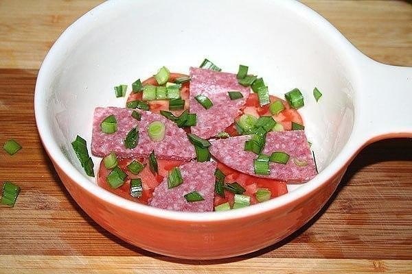 Пышный омлет с помидорами, салями и зелёным луком.Ещё один вариант вкусного завтрака. Омлет ... - 2