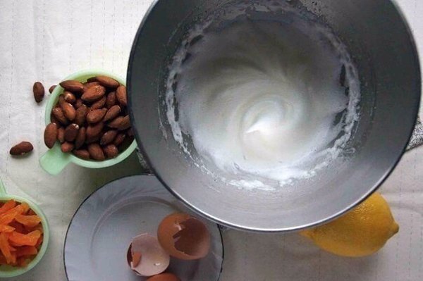 Мягкая нуга с орехами и курагой.Ингредиенты:Мед — 2/3 стак.Белки яичные — 2 шт.Миндаль — 1 ... - 3