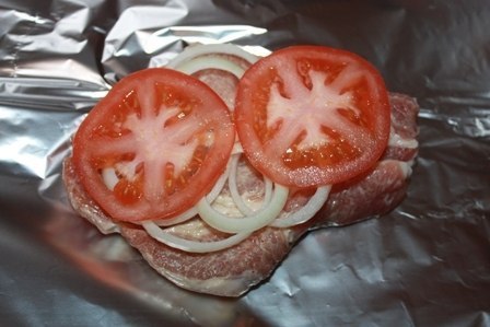 Мясо в фольге с грибами и помидорами. Очень похоже на мясо по-французски, но я сделала несколько ... - 3