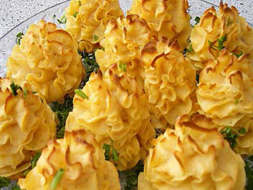 Розочки из картофеля.Ингредиенты:-Картофель- 350 гр.-2.5 шт зубчика чеснока -Сыр плавленныйСпособ ...