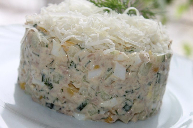 Салат из печени трески с кукурузой. Огурец свежий -1 шт. Яйца вареные -3 шт. Кукуруза ...