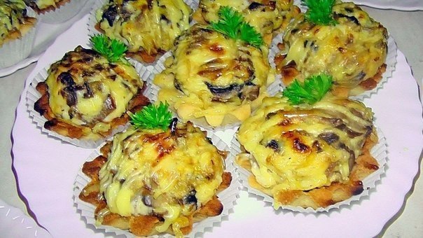 Жюльен в тарталетках. Ингредиенты: Грудка куриная (вареная) — 400 г Шампиньоны (свежие) — 400 г ...