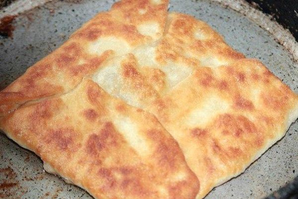 Плацинды с квашеной капустой.Ингредиенты:Мука — 2,5-3 стаканаВода — 1 стаканСоль — 1/2 ч. л.Сода — 1 ... - 8