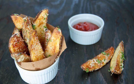 Запеченные картофельные дольки. Эта закуска приведет в восторг всех любителей картошки. Подайте ...