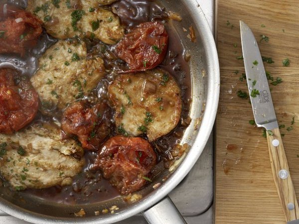 Куриный шницель с жаренными помидорами и красным вином .3 мясистых помидора 1 пучок петрушки 1 ... - 10