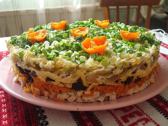 Слоеный салат с черносливом.Ингредиенты:Отварная куриная грудка – около 300 граммСырая морковь – 2 ...