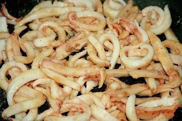 Нежный кальмар в сметанном соусе. Ингредиенты: 2-4 тушки кальмара 2 ст.л. сметаны 1 ст.л. муки 1-2 ... - 5