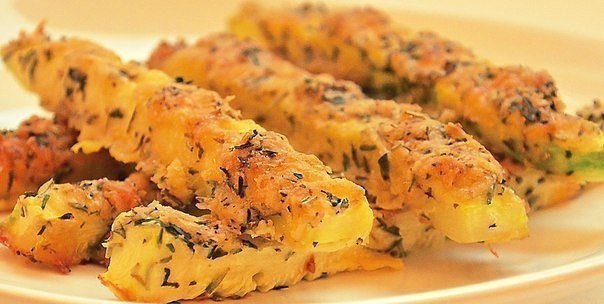Кабачки в сырной панировке .Ингредиенты:кабачокяйцотвердый сырсоль, перецсмесь сухих трав по ...