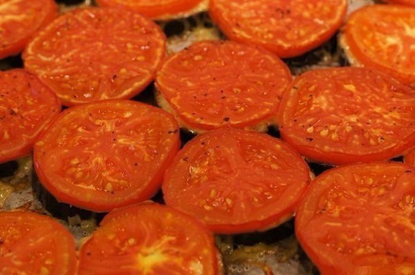 Баклажаны кружочками в духовке с сыром и помидорами. Ингредиенты: 2 баклажана весом около 600 грамм; ... - 6