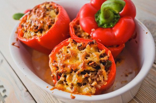Перец, фаршированный пряным мясом.Фаршированные перцы популярны не только в России. К примеру, на ...