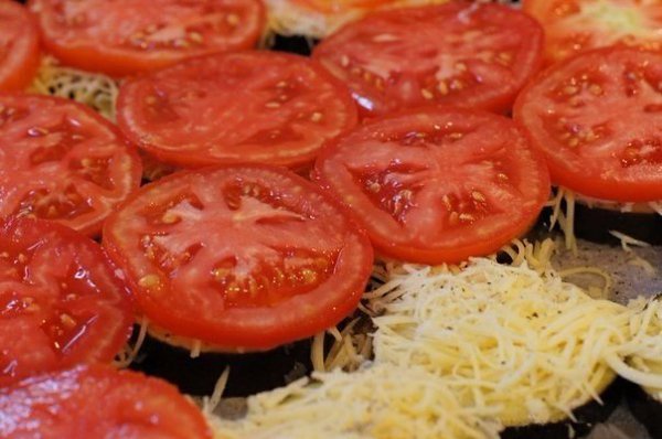 Баклажаны кружочками в духовке с сыром и помидорами. Ингредиенты: 2 баклажана весом около 600 грамм; ... - 5