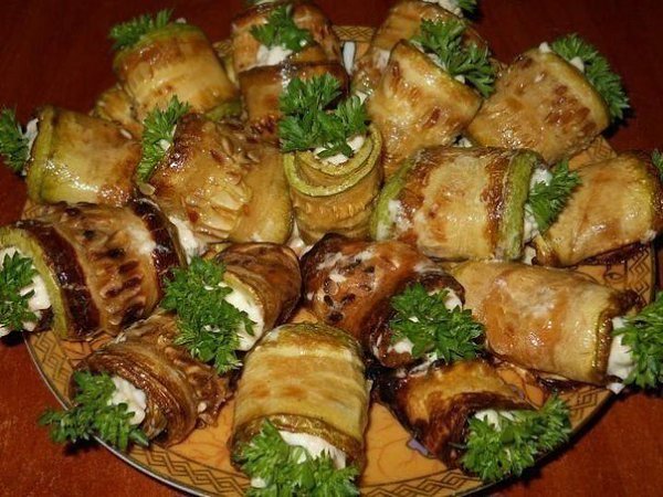 РУЛЕТИКИ КАБАЧКОВЫЕ.Ингредиенты:кабачокколбасный сырчеснокгрецкий орехмайонезПриготовление:1. ...