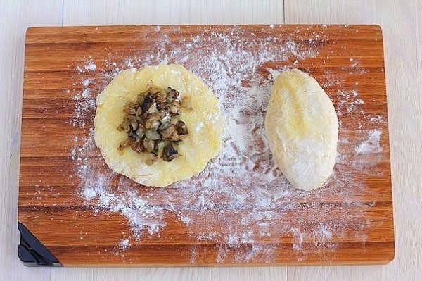 Картофельные зразы с грибами.Ингредиенты:-8 шт. картофель (крупный)-500 г шампиньоны-2 шт. лук ... - 3