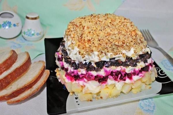 Салат «Графский» с орехами и черносливом.орехи грецкие 100 гчернослив 100 гяйца 4 шт.картофель 3 ...