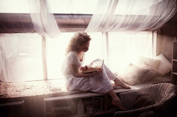Время взять любимую книгу, заварить любимый чай и сесть в самое любимое кресло. Или взять любимый ...