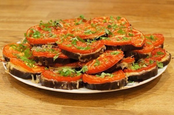Баклажаны кружочками в духовке с сыром и помидорами. Ингредиенты: 2 баклажана весом около 600 грамм; ...