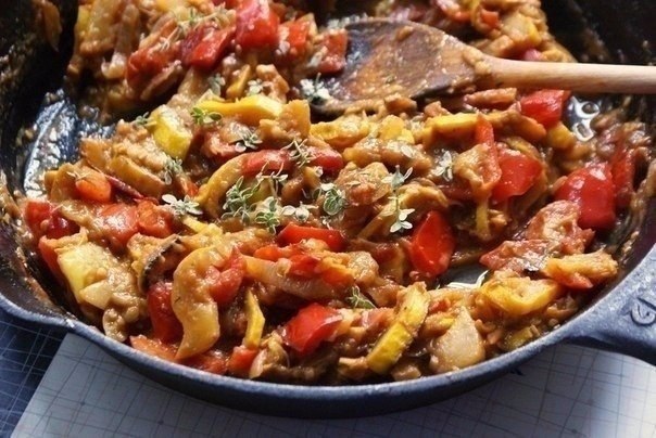 Вкуснейшее овощное рагу.Ингредиенты:Баклажаны — 4 шт.Кабачки — 2 шт.Помидоры — 7 шт.Огурцы — 3 ...