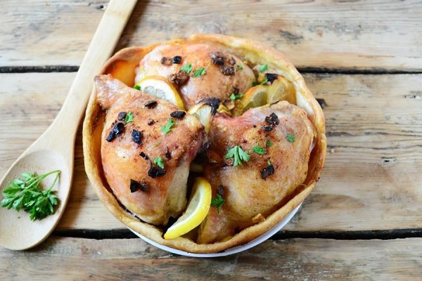 Запеченная курочка в съедобной тарелке.Ингредиенты:Куриные бедра — 3 шт.Чеснок — 3 зубчикаМасло ...