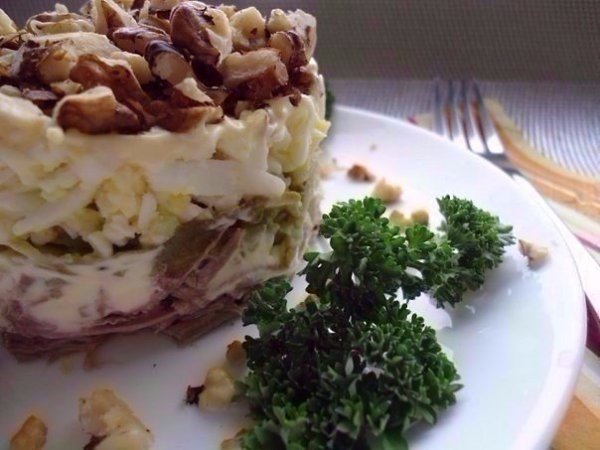 Очень вкусный салат с мясом, чесноком и орехами.Ингредиенты:Говядина — 500 гЯйцо — 4 шт.Огурцы — 6 ...