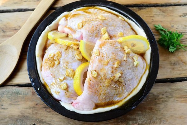 Запеченная курочка в съедобной тарелке.Ингредиенты:Куриные бедра — 3 шт.Чеснок — 3 зубчикаМасло ... - 4