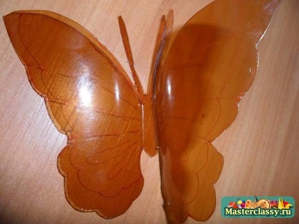 Бабочки из пластиковой бутылки. Нам понадобится: - пластиковая бутылка; - ножницы; - серебреный лак; ... - 4