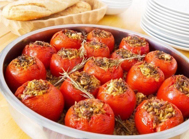 Запеченные помидоры с мясом.Ингредиенты:Говяжий фарш — 200 гПомидоры — 6 шт.Рис — 100 гРепчатый лук ...