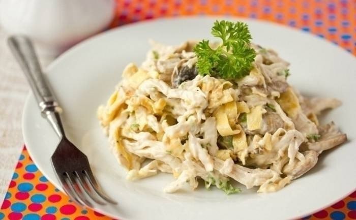 Салат с курицей, омлетом и грибами: белковый заряд! .на 100грамм - 104.39 ккалБ/Ж/У - ...