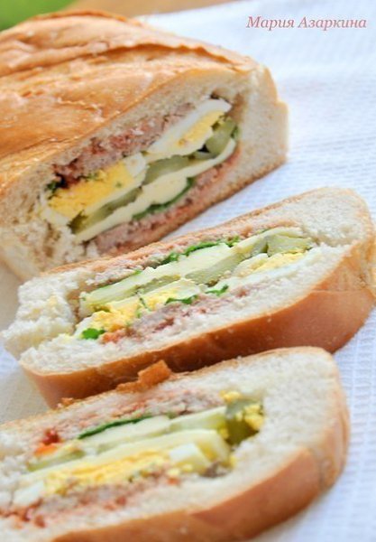 Фаршированный батон.Ингредиенты:-1 батон-котлеты мясные-яйца куриные отварные-маринованные ...