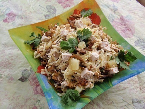 САЛАТ «СЫТЫЙ КУМ» на праздничный стол ! Очень вкусный, сытный и .необычный!!!ПОНАДОБИТСЯ:·1 куриное ...