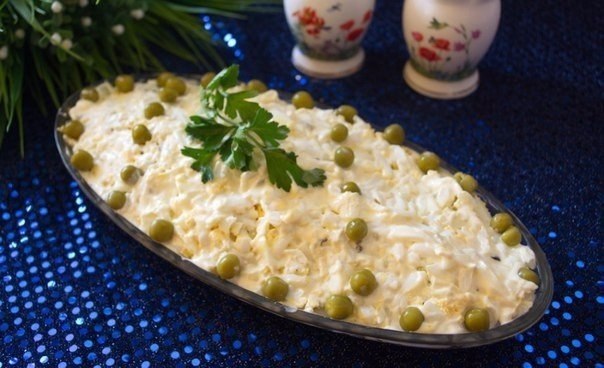 Изумительный салат с курицей.Ингредиенты:Куриный окорочок — 1 ШтукЯйца отварные — 3 ШтукиОгурец ...