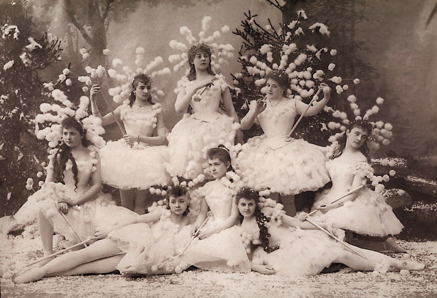 Какой был первый балет. 1892 - Премьера балета Чайковского «Щелкунчик». 18 Декабря 1892 премьера балета Чайковского Щелкунчик. Премьера балета Щелкунчик в 1892. 1892 Год Мариинский театр премьера Щелкунчика.