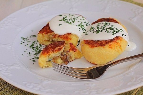 Картофельные зразы с грибами.Ингредиенты:-8 шт. картофель (крупный)-500 г шампиньоны-2 шт. лук ...