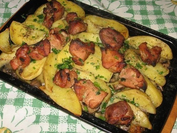 Слоеное жаркое.Ингредиенты:- 0,5 кг свиного мяса- растительное масло- специи- 2 луковицы- 1 морковь- ...