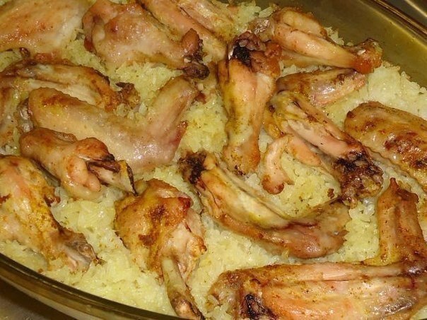 Куриные крылышки с рисом.Состав:-10 куриныхкрылышек-1,5 стакан риса-1,5 стакан воды-0,5 ч. л. ...