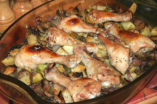 Куриные голени, запечённые с грибами и овощами. Вкусное и сытное блюдо, готовится очень просто, а уж ...