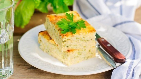 Кабачковый омлет. Ингредиенты кабачки 2 штуки молоко 1 стакан яйца 4 штуки мука 1 ч. ложка зубчик ...