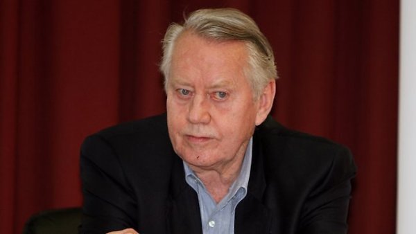 Миллиардер без миллиарда.Он основатель Duty Free. Ему 81 год, он нажил состояние в 7,5 миллиарда ...