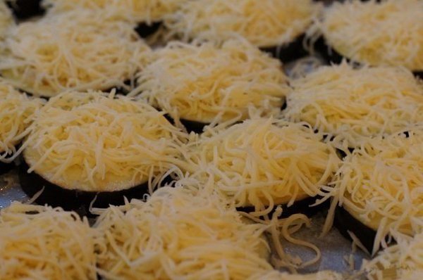 Баклажаны кружочками в духовке с сыром и помидорами. Ингредиенты: 2 баклажана весом около 600 грамм; ... - 4