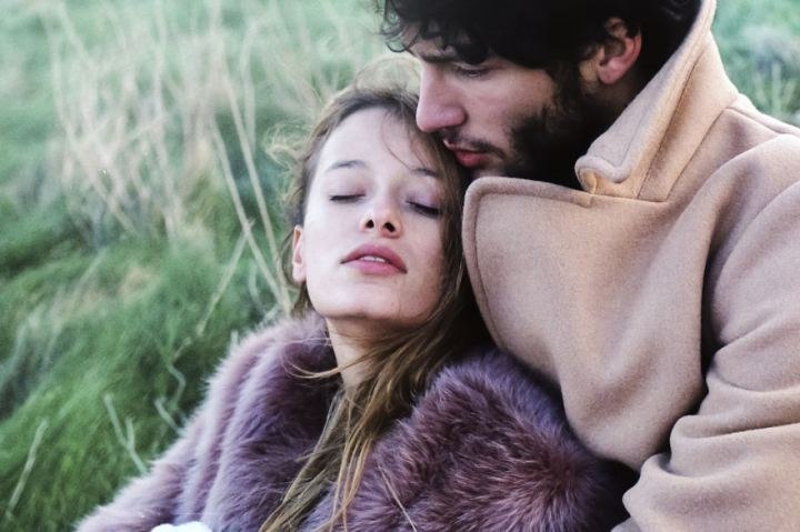 Ты к ней привык, она тебя любила. Подарки не дарил ей и цветов, Не говорил ей, как она красива, И ...