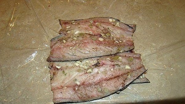 Рулет из скумбрии .Такой рулет делают рыбаки в море из свежевыловленной рыбки. Свежевыловленная ... - 4