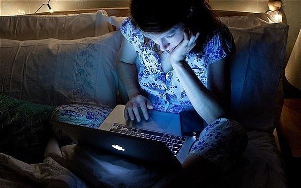Настает ночь.... Все постепенно уходят с сайта... выключают компьютеры... идут спать.... И ТУТ ...