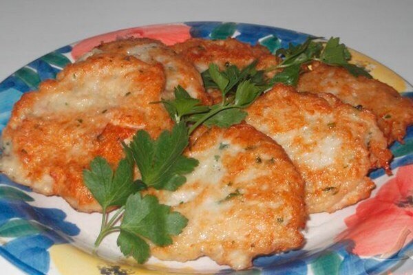 Картофельно-куриные оладьи. Продукты (на 8 порций) -Картофель - 5 шт.(500 г) -Куриное филе - 3 шт. ...
