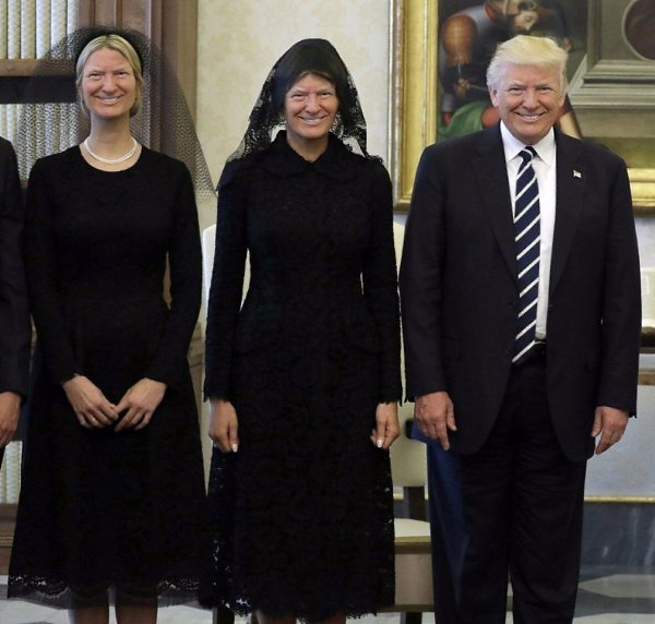 На днях Дональд Трамп встречался с папой римским Франциском. Интернет не мог просто так обойти это ... - 3