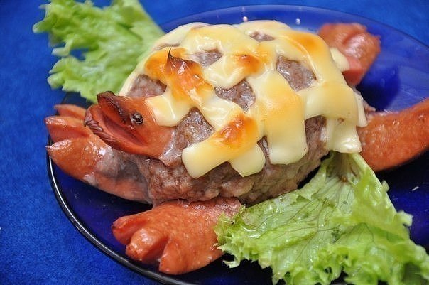 Котлеты «Черепашки».ИНГРЕДИЕНТЫ:300-400 г мясного котлетного фарша,5 детских сосисок,сыр ...