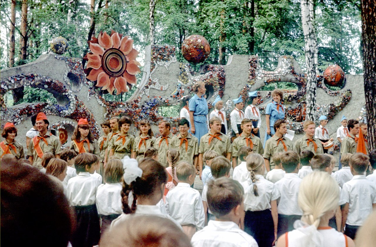 Лагерь галактика. Галактика Пионерский лагерь. 1986 Год СССР лагерь. Пионерский лагерь 1986 год. Калужский лагерь Галактика.