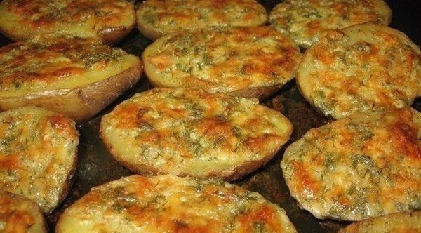 Чесночная картошечка.Делаем чесночное масло:- 100 г мягкого сливочного масла- 5 столовых ложек ...