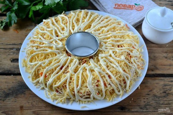 Куриный салат на Новый год.Ингредиенты:Куриная грудка — 300 ГраммСыр твердый — 150 ГраммЯйца куриные ... - 9